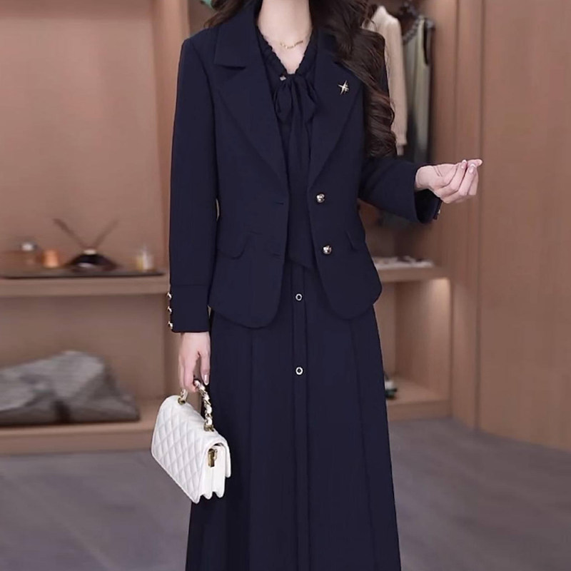 高端时尚风衣套装女2025年冬季新款妈妈装气质减龄穿搭裙装两件套