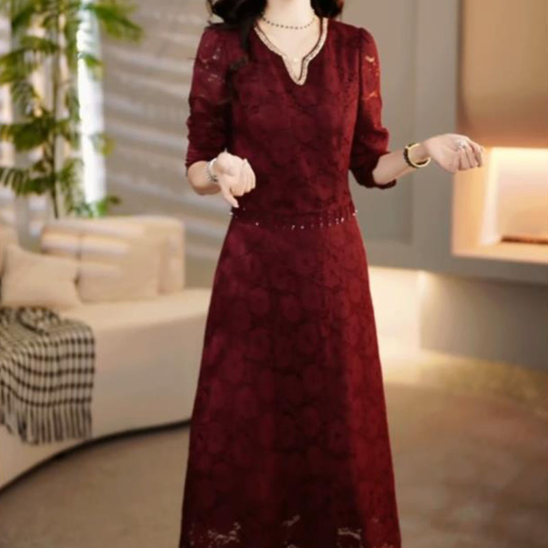 优雅气质红色连衣裙秋季新款显瘦减龄轻奢喜宴刺绣修身中长款裙子
