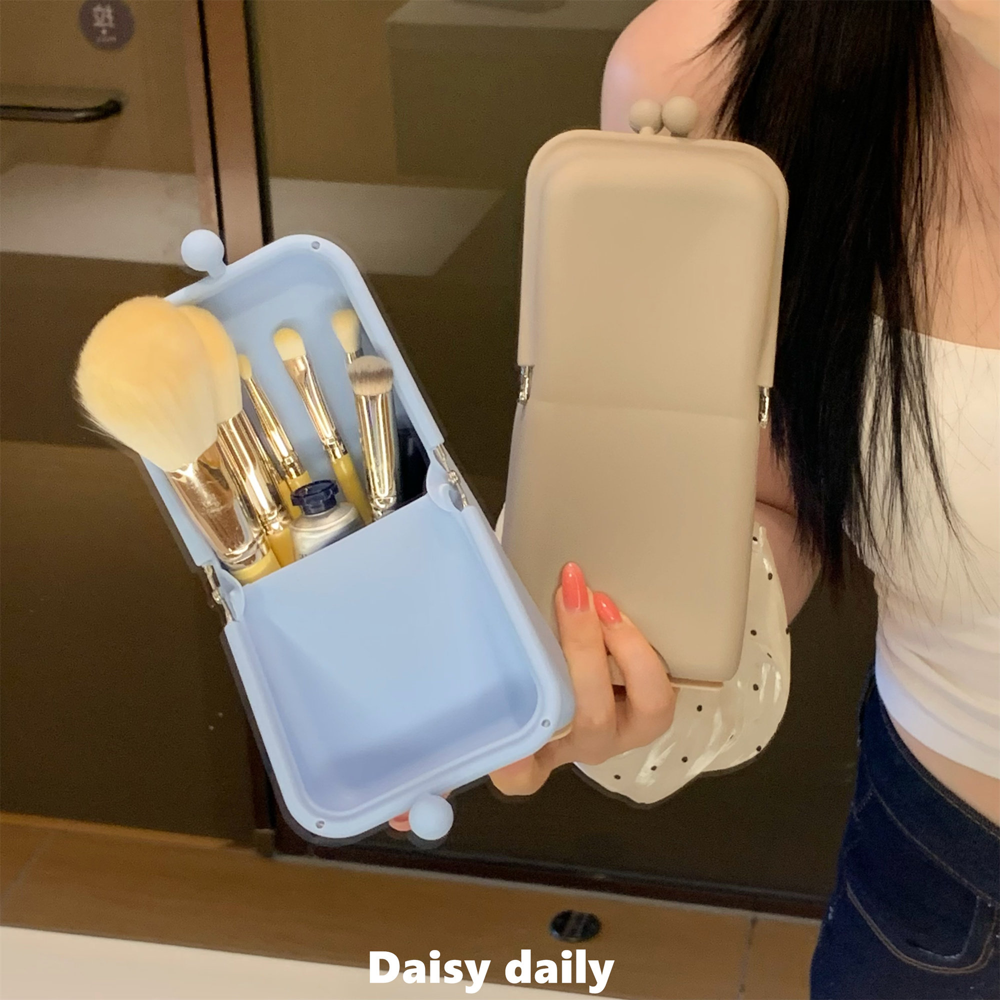 硅胶立式化妆刷包2026新款女便携旅行刷子眉笔眼线防尘防脏收纳包图片