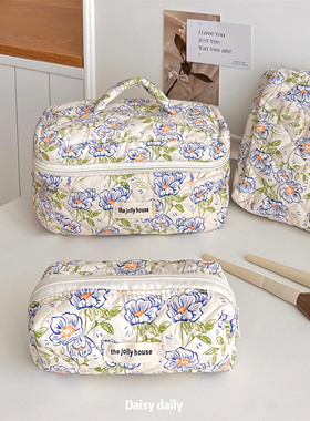 蓝色精灵花朵大容量化妆包2023新款化妆品收纳袋外出旅行便携洗漱