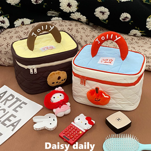 可爱卡通苹果化妆包女大容量便携外出收纳包旅游手提分区洗漱包