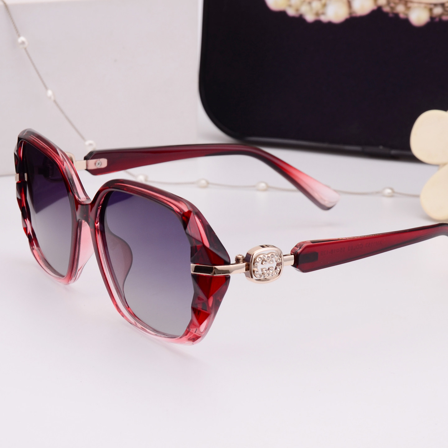 红色墨镜女高级韩版小脸带钻偏光太阳镜女款百搭防晒开车眼镜紫色