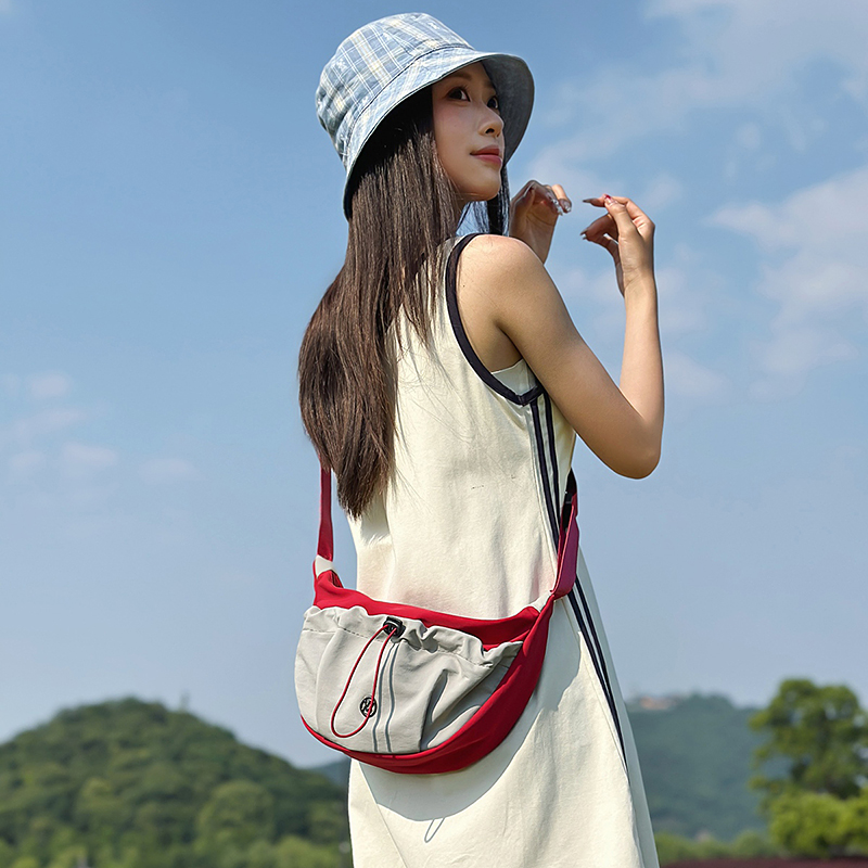 户外旅游褶皱斜挎包小巧帆布单肩斜挎包时尚女生尼龙手机包ins风