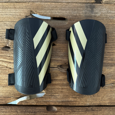 Adidas阿迪达斯正品抗冲击足球护腿板足球训练比赛护具 IP3998