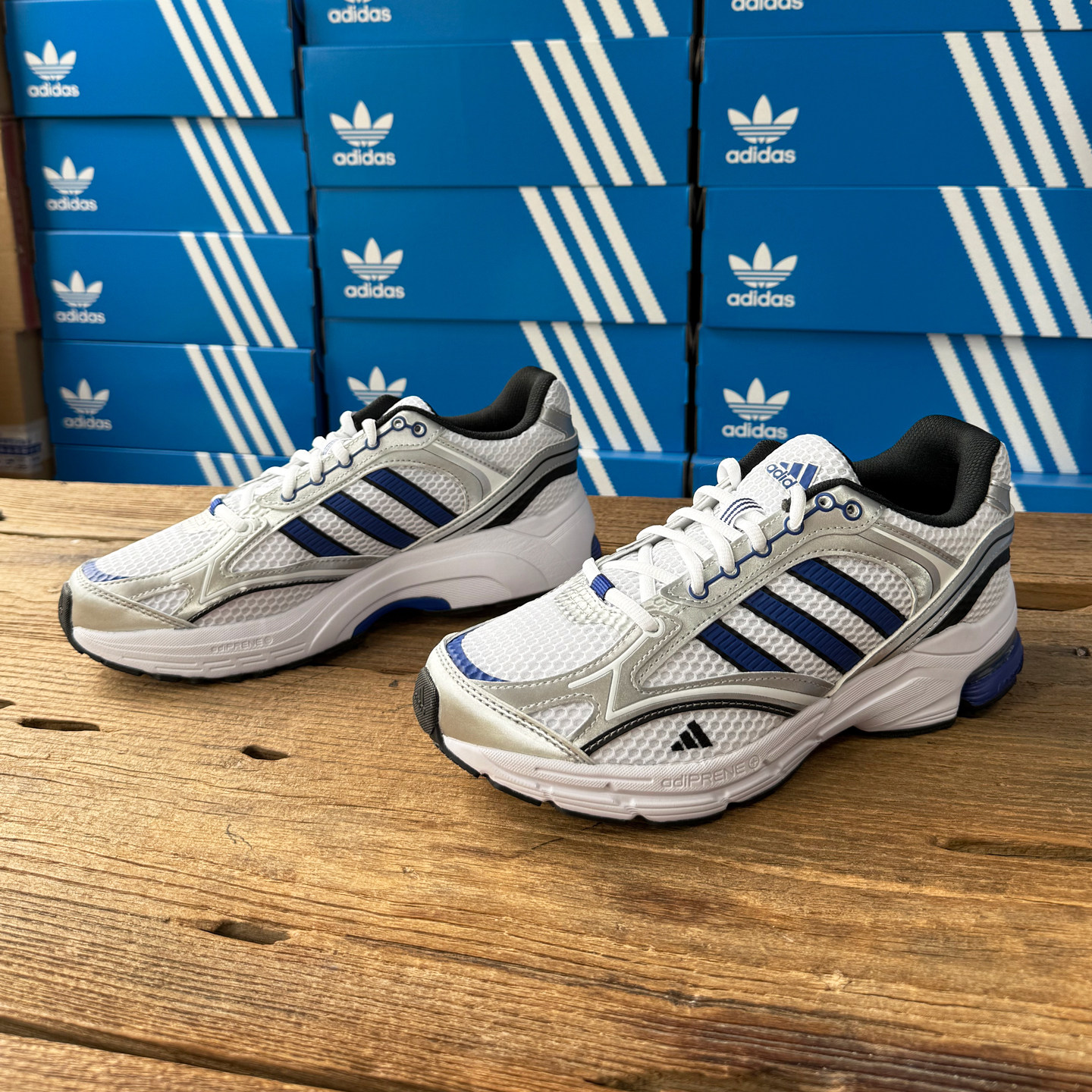 Adidas男女款防滑耐磨休闲运动鞋