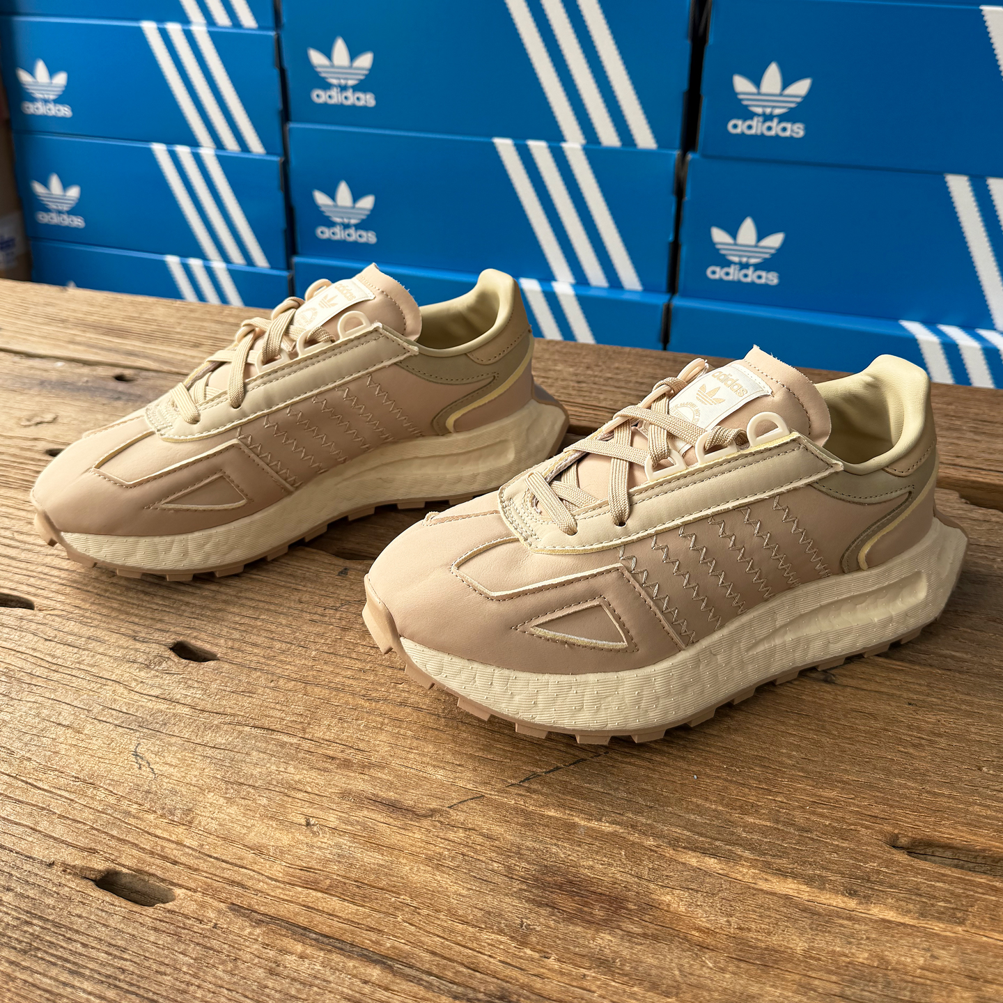 Adidas防滑耐磨透气休闲运动鞋