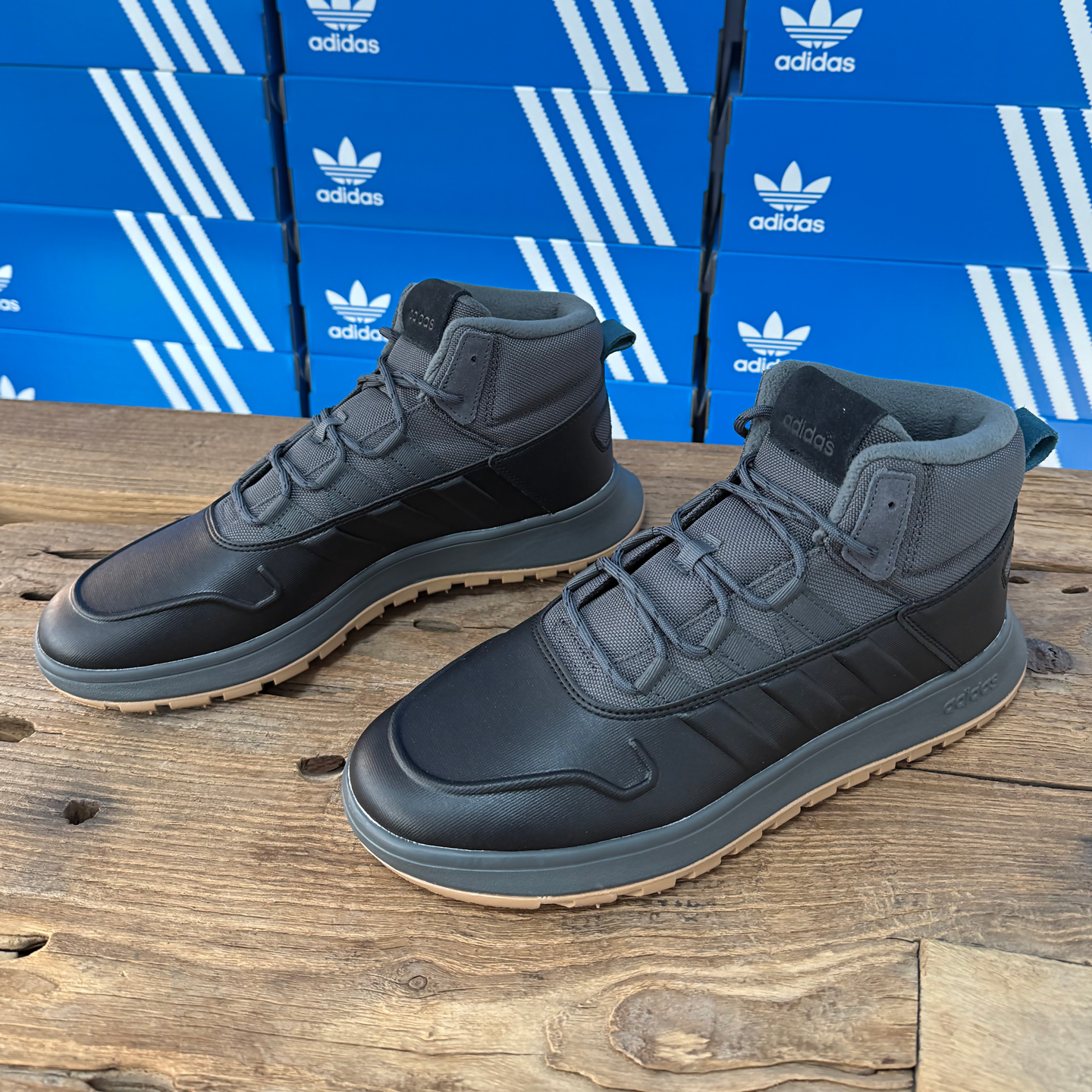 Adidas男女款防滑耐磨休闲板鞋