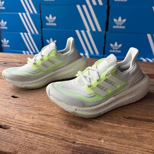 Adidas阿迪达斯 ULTRABOOST LIGHT 女款防滑耐磨休闲运动鞋IE3338