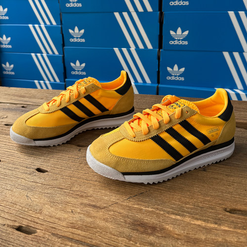 Adidas防滑耐磨缓震休闲运动鞋