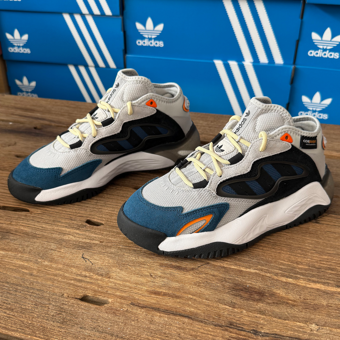 Adidas男女同款防滑耐磨休闲鞋