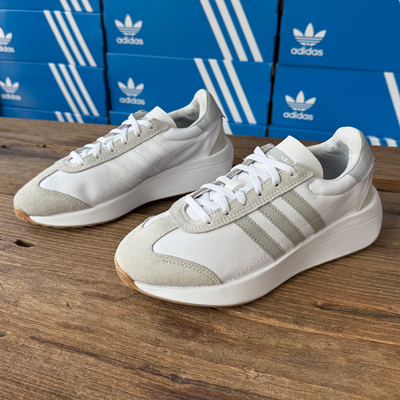 Adidas男女款防滑耐磨休闲运动鞋