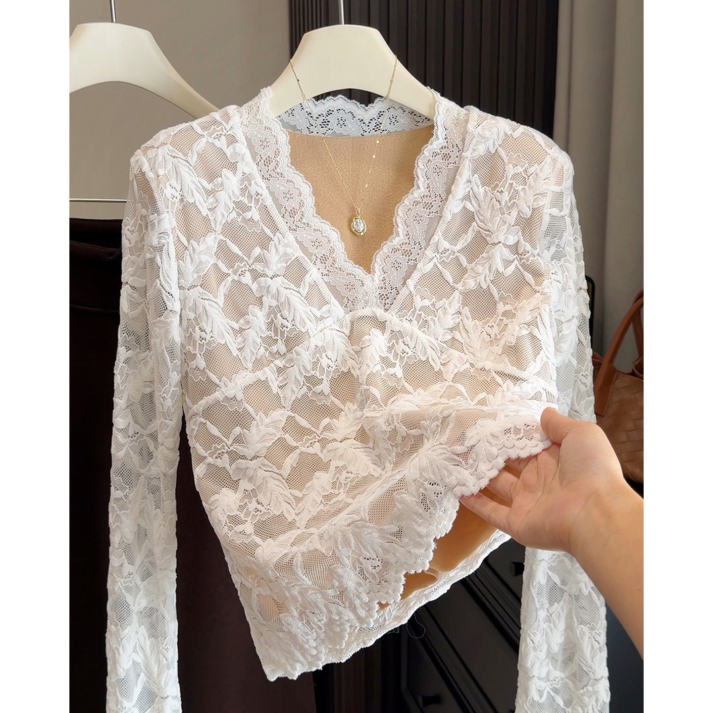 2025秋冬新款磨毛加厚纯欲风气质V领修身显瘦蕾丝钩花打底上衣女