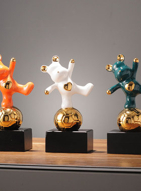 创意暴力踢足球摆件玄关轻奢