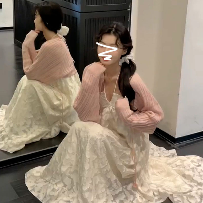 法式粉色针织开衫挂脖连衣裙子女早秋女款2024新款盐系轻熟两件套