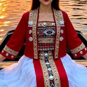 新款苗族上衣服苗疆少女简约民族旅拍清新红色土家族外套苗寨摄影