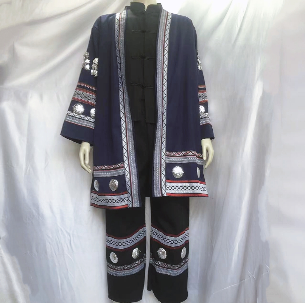 绣花壮族牛头表演服饰