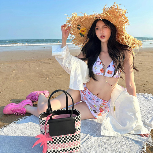 KT猫可爱少女海边度假性感比基尼
