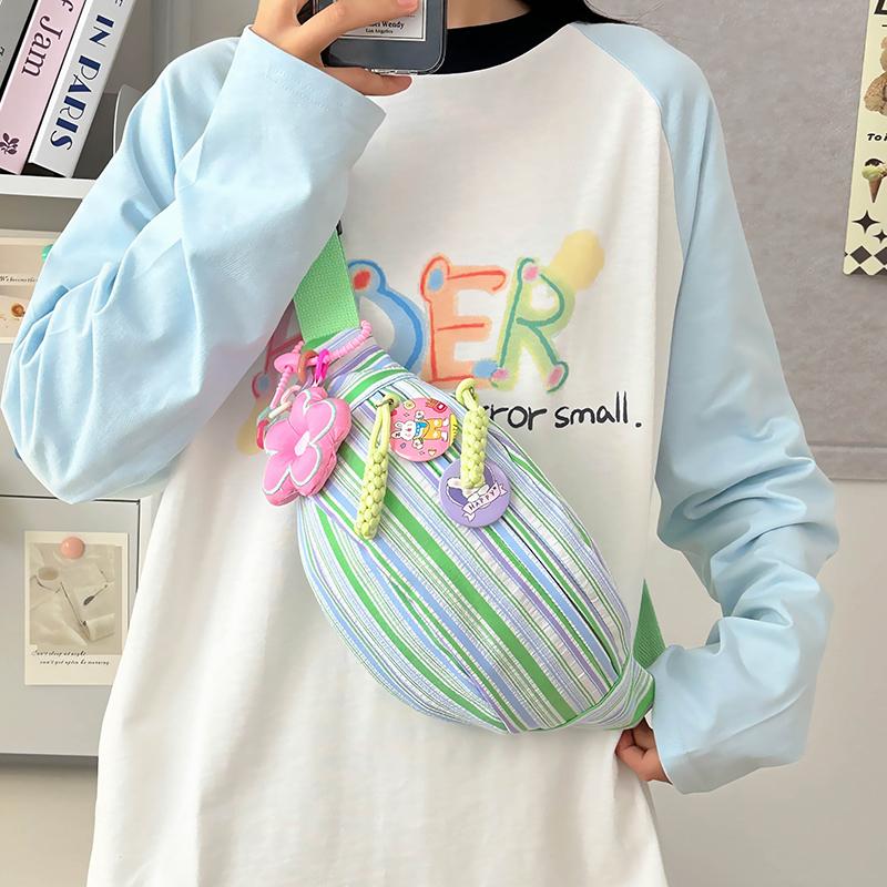 胸包女2025新款高颜值条纹斜挎包时尚百搭单肩包骑行游玩迷你小包