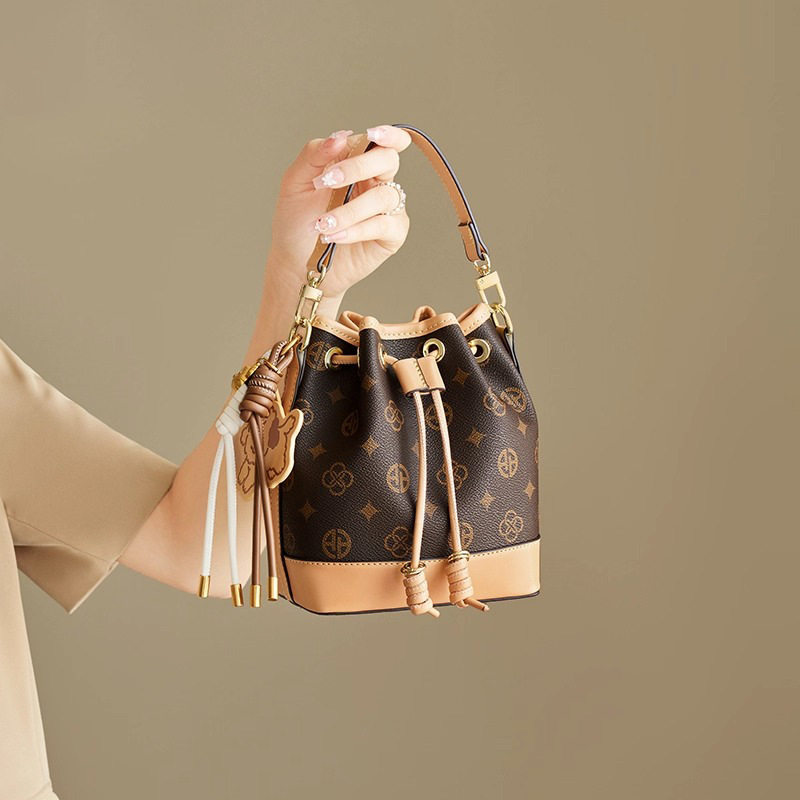 日本ぜいた高级水桶包女2026新款包包时尚斜挎包女款通勤手提包大