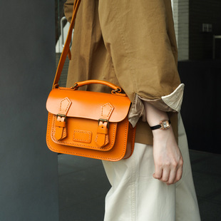 日本ぜいた纯手工文艺范头层牛皮女包植鞣皮邮差剑桥包手缝皮复古