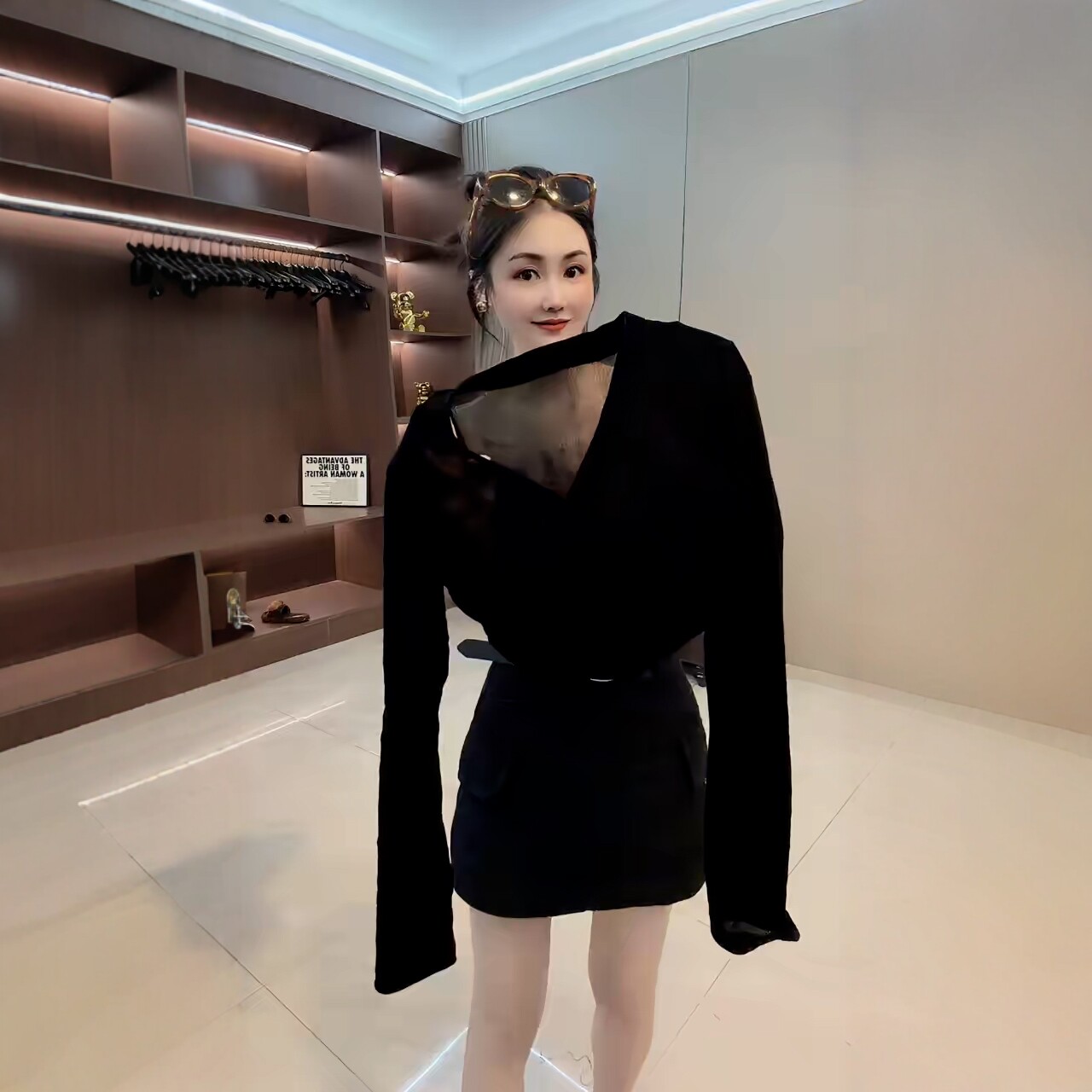 欧货后背网纱拼接黑色V领丝绒t恤女秋2026新款修身打底衫长袖上衣