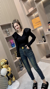 欧货2025秋装款设计感小众V领长袖T恤女修身内搭打底衫泡泡袖上衣