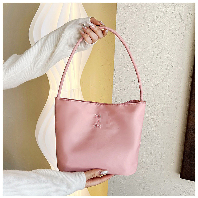 伴手礼袋韩国小众设计周岁伴手礼袋字母刺绣手提包尼龙腋下水桶包