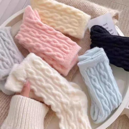 珊瑚绒毛绒加厚保暖中筒袜女