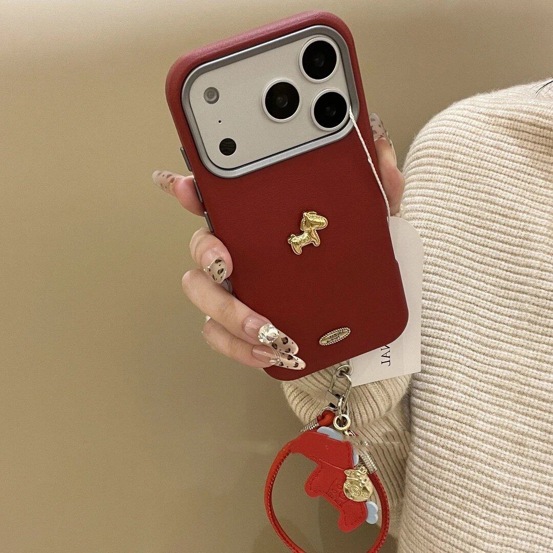 立体金色小马适用苹果17promax手机壳新款iPhone16pro自带挂绳全包防摔保护套15/13马年爆款巨好看的情侣外壳