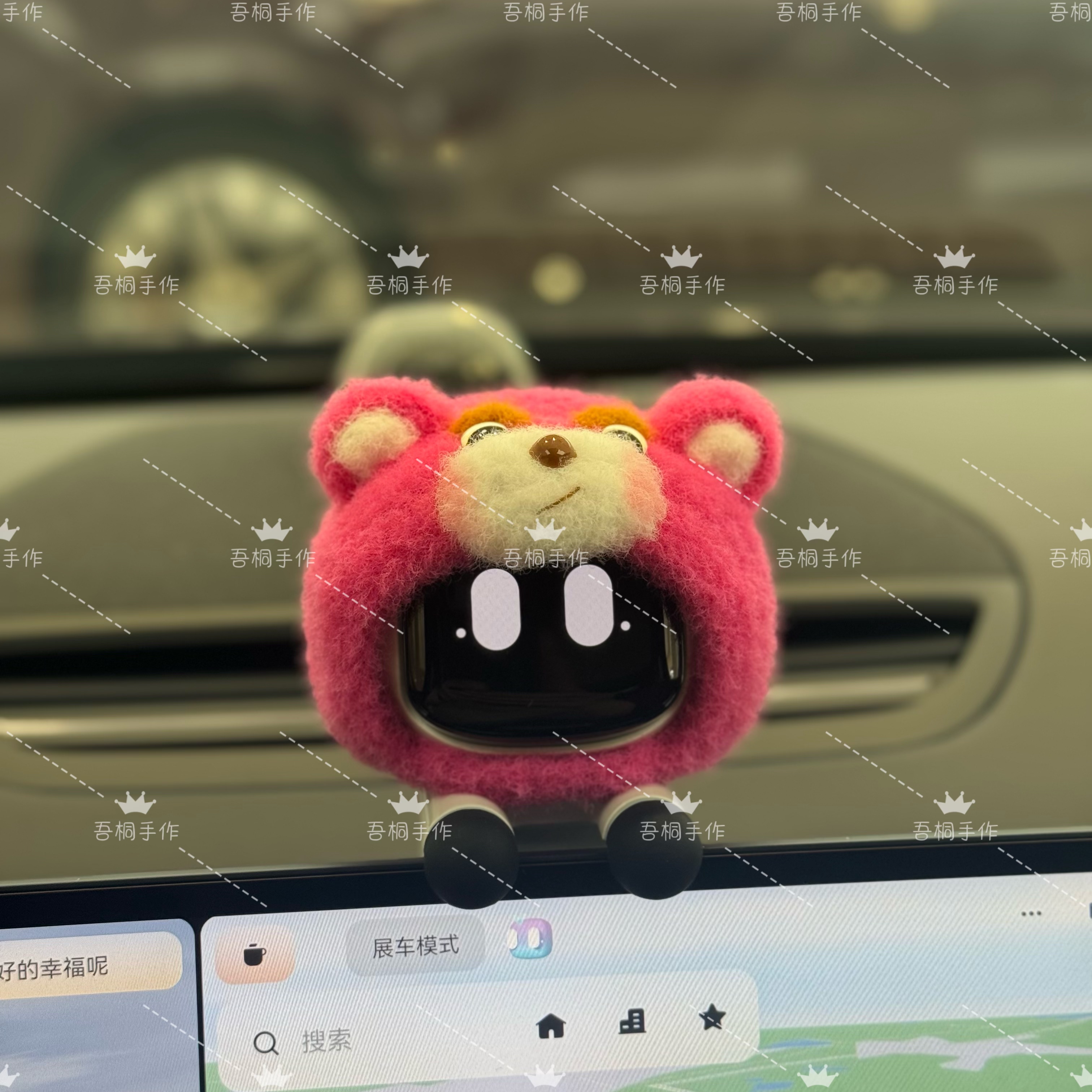 极氪eva实体机器人草莓熊帽子