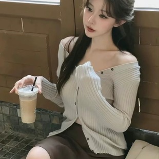 一枝南南同款修身纽扣一字肩V领针织衫上衣女春秋百搭纽扣开衫潮