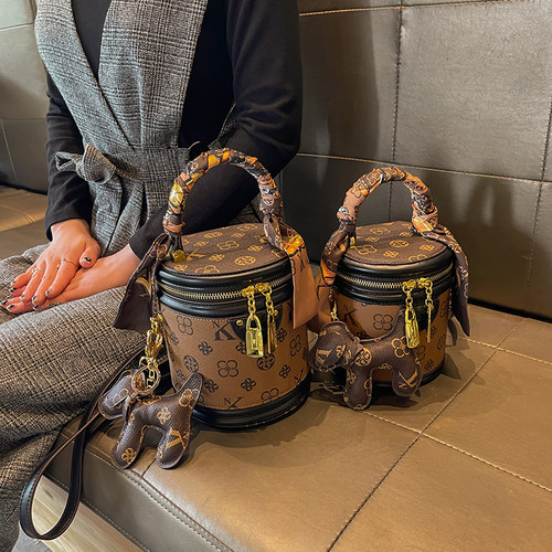 香港品牌包包女斜挎包2025新款真皮复古手提发财桶单肩水桶包小包