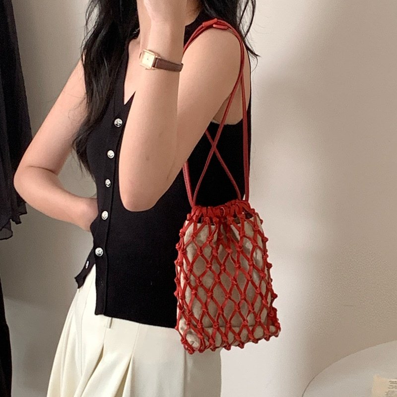 2026手工编织斜挎网兜包手机包女2025新款迷你抽绳福袋小包真皮