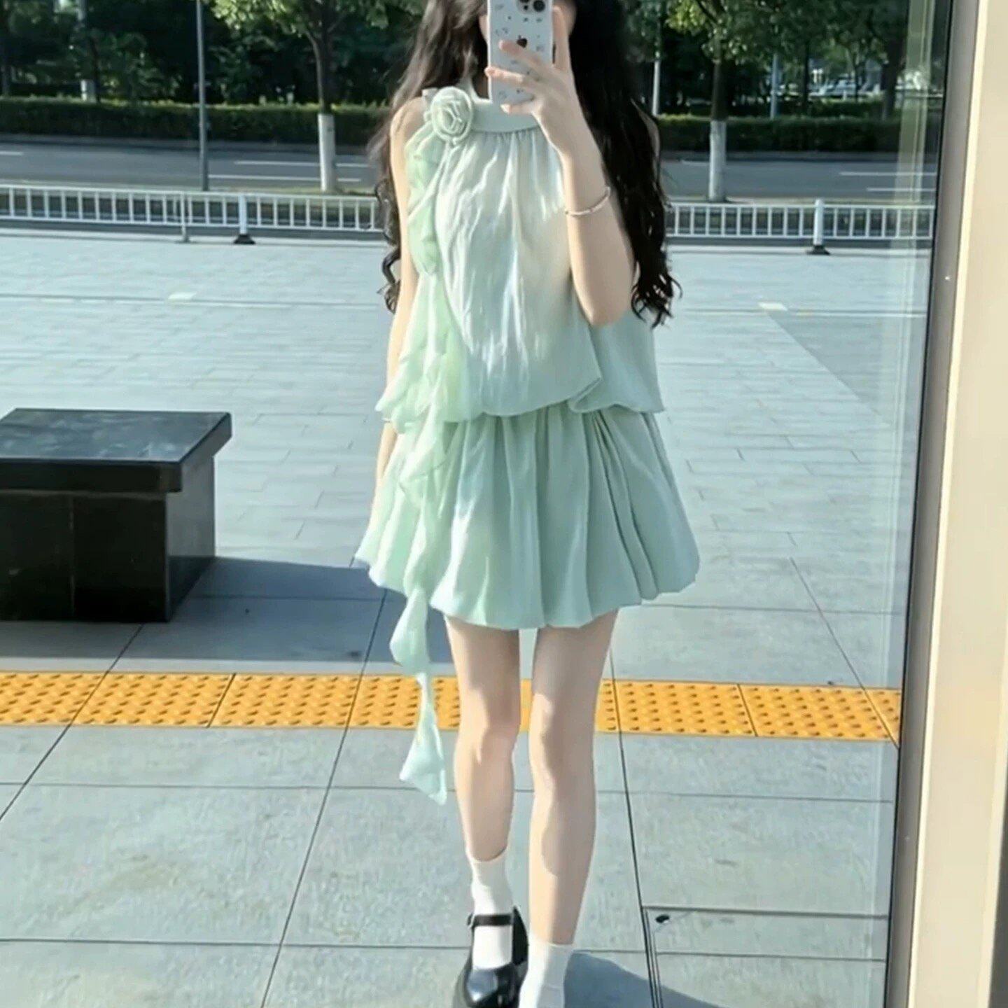 法式绿色挂脖无袖吊带连衣裙子女夏季2026新款小个子花苞短裙套装