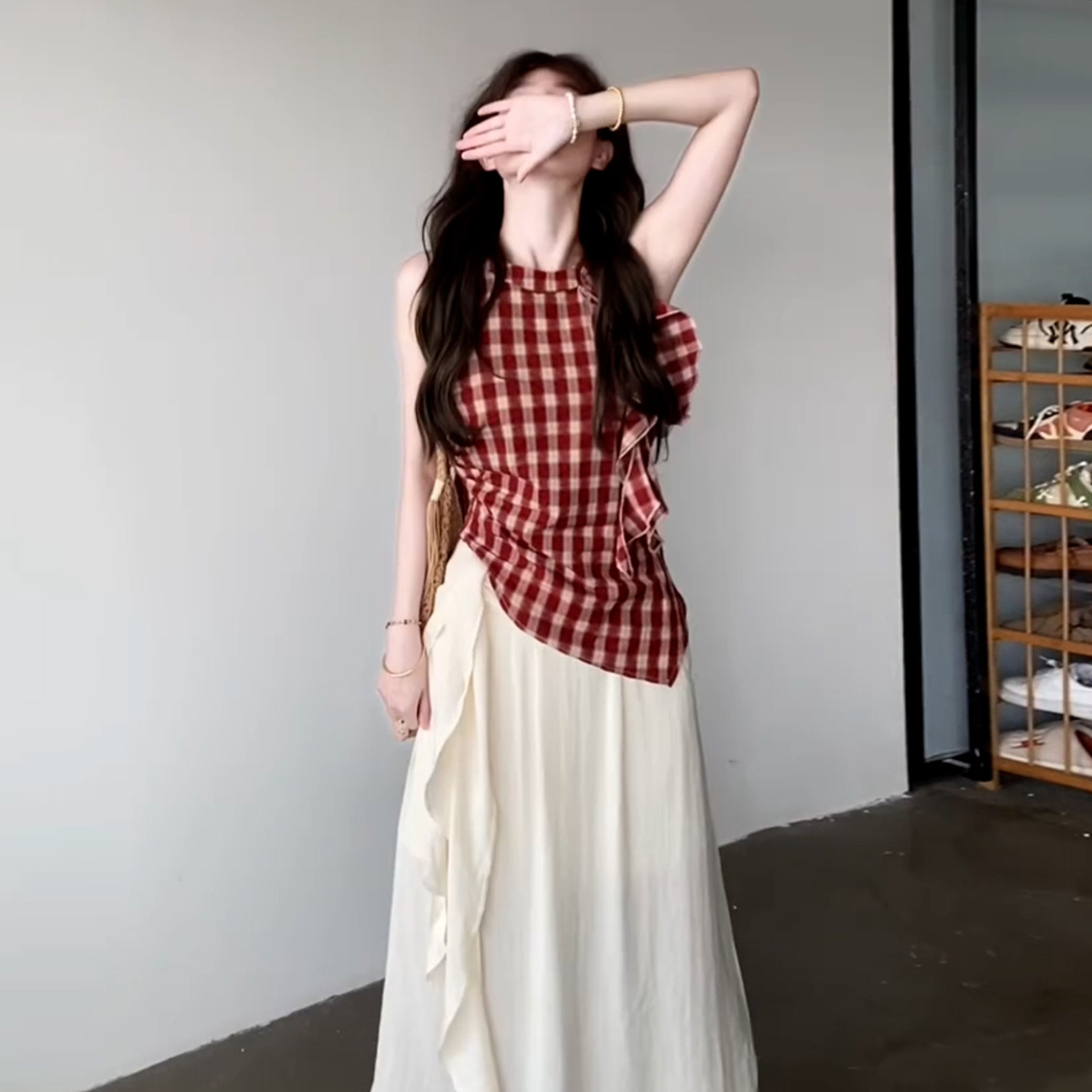 红色无袖挂脖连衣裙子女初夏季2026新款夏日绝美穿搭一整套装长裙
