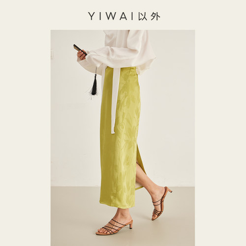 新中式秋香绿缎面印花显瘦半身裙