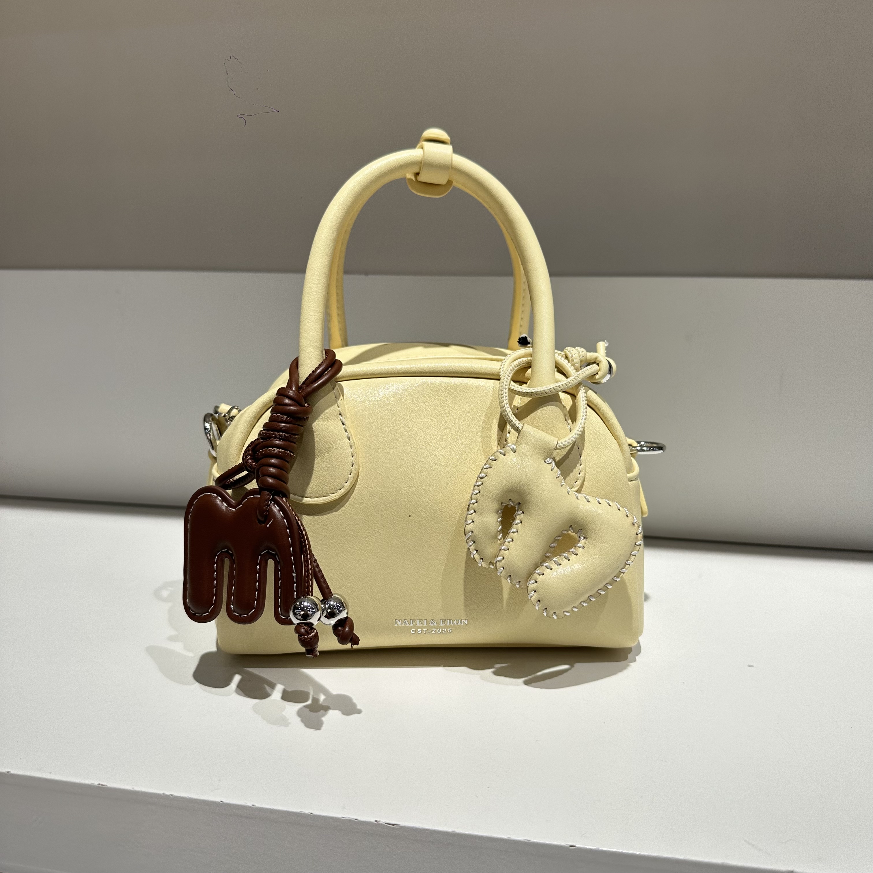 新款时尚软皮手提贝壳包女枕头包百搭洋气斜挎包休闲女包简约韩版