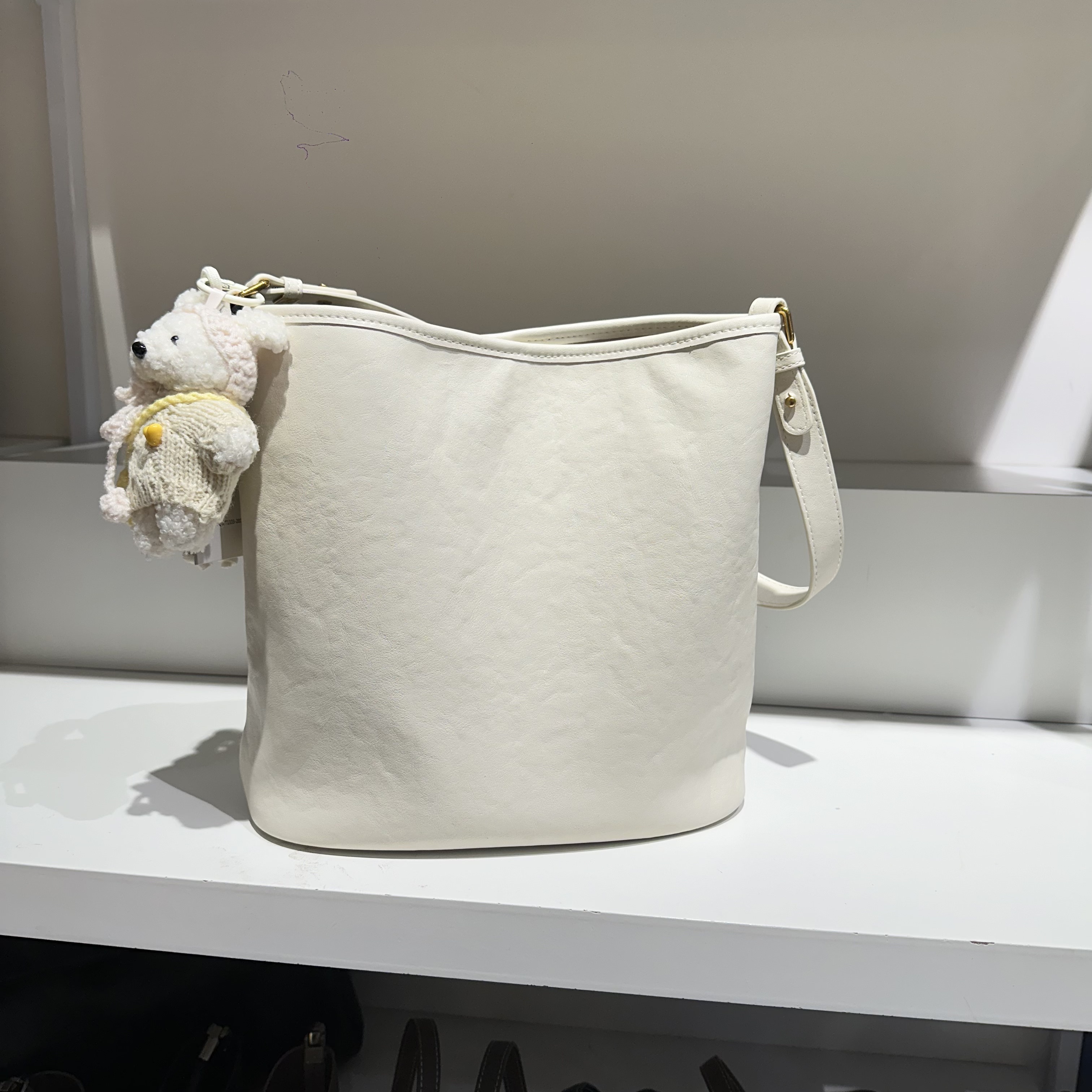 今年流行的美拉德单肩腋下软皮水桶包包大容量分层可爱玩偶斜挎包