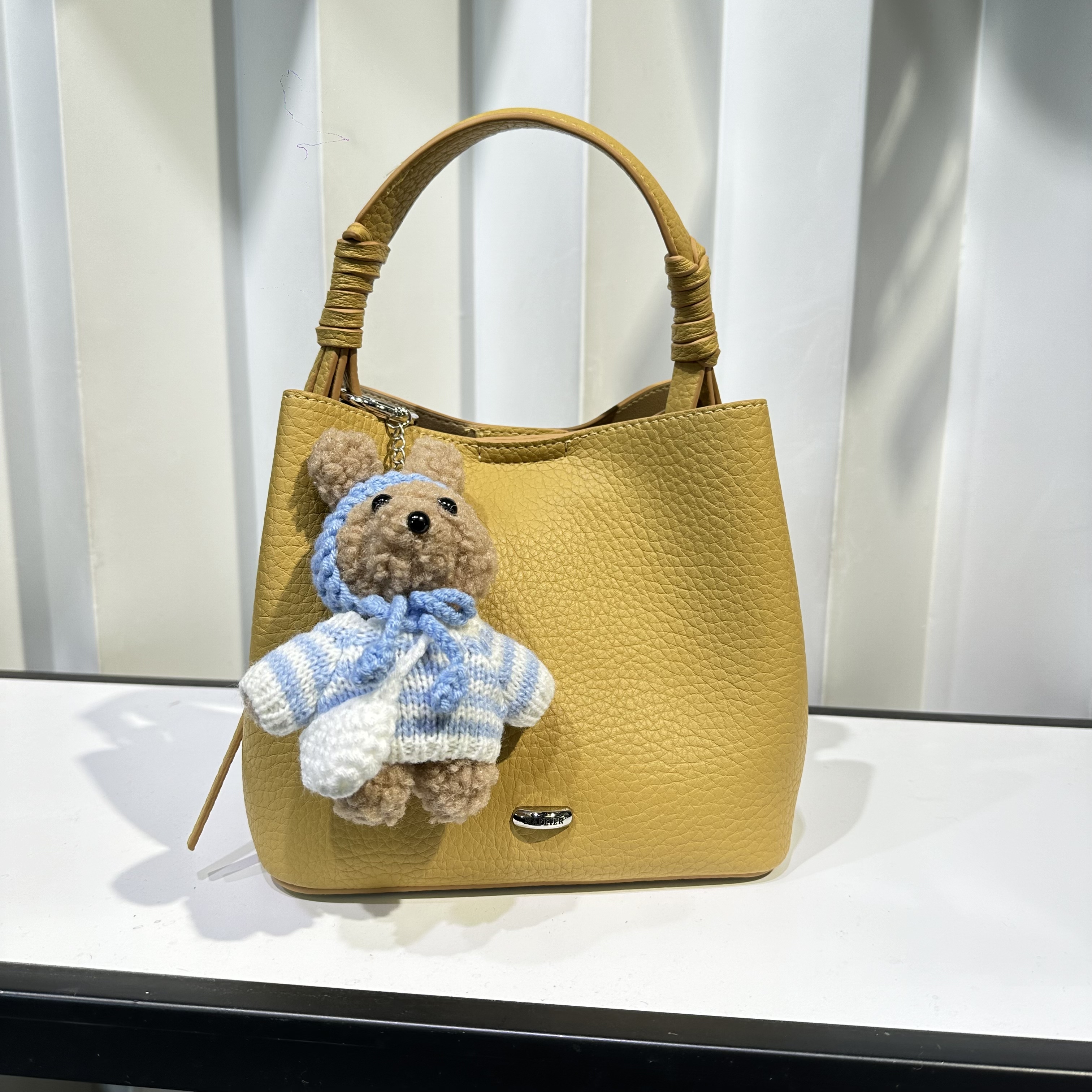 轻便新款复古休闲慵懒风软皮手提水桶包斜挎实用百搭女洋气子母包