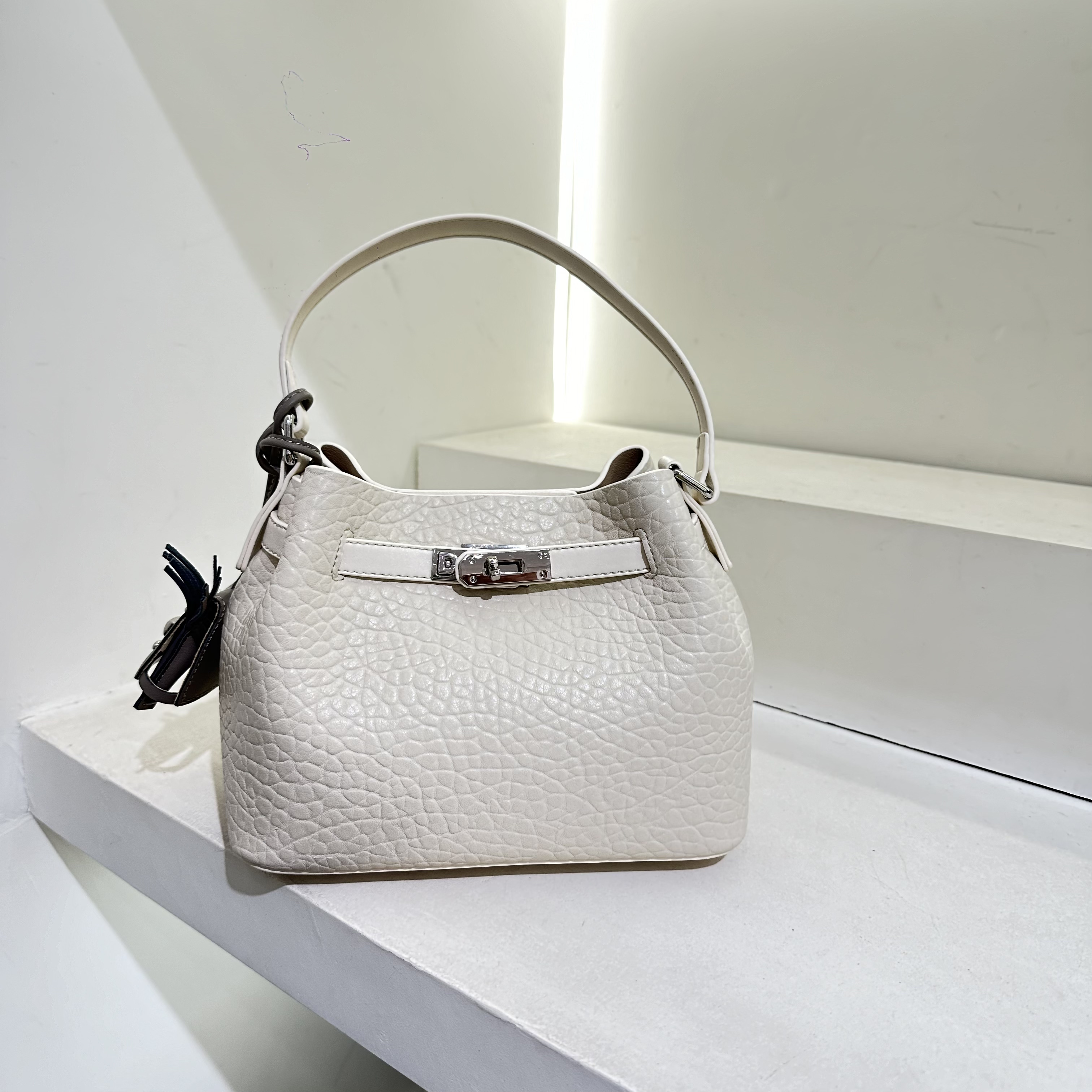 劳拉时黛新款复古休闲慵懒风手提水桶包实用时尚简约斜挎百搭通勤