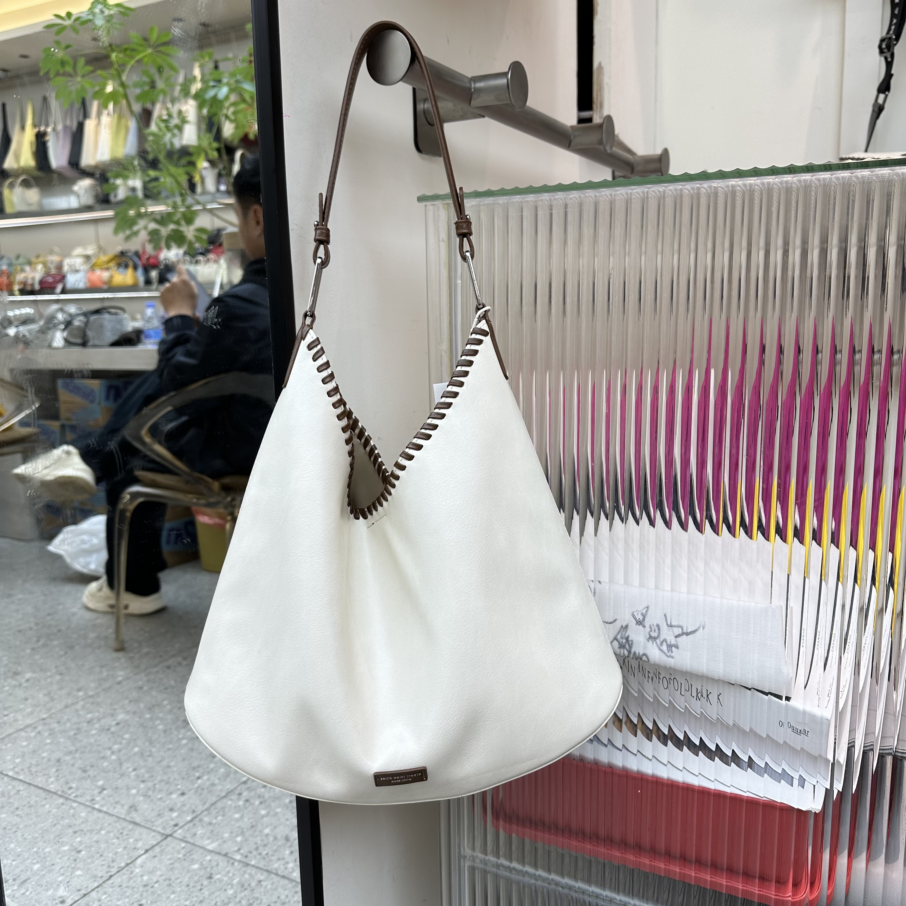 白色撞色休闲慵懒风单肩腋下托特女包大容量韩版百搭子母包通勤包