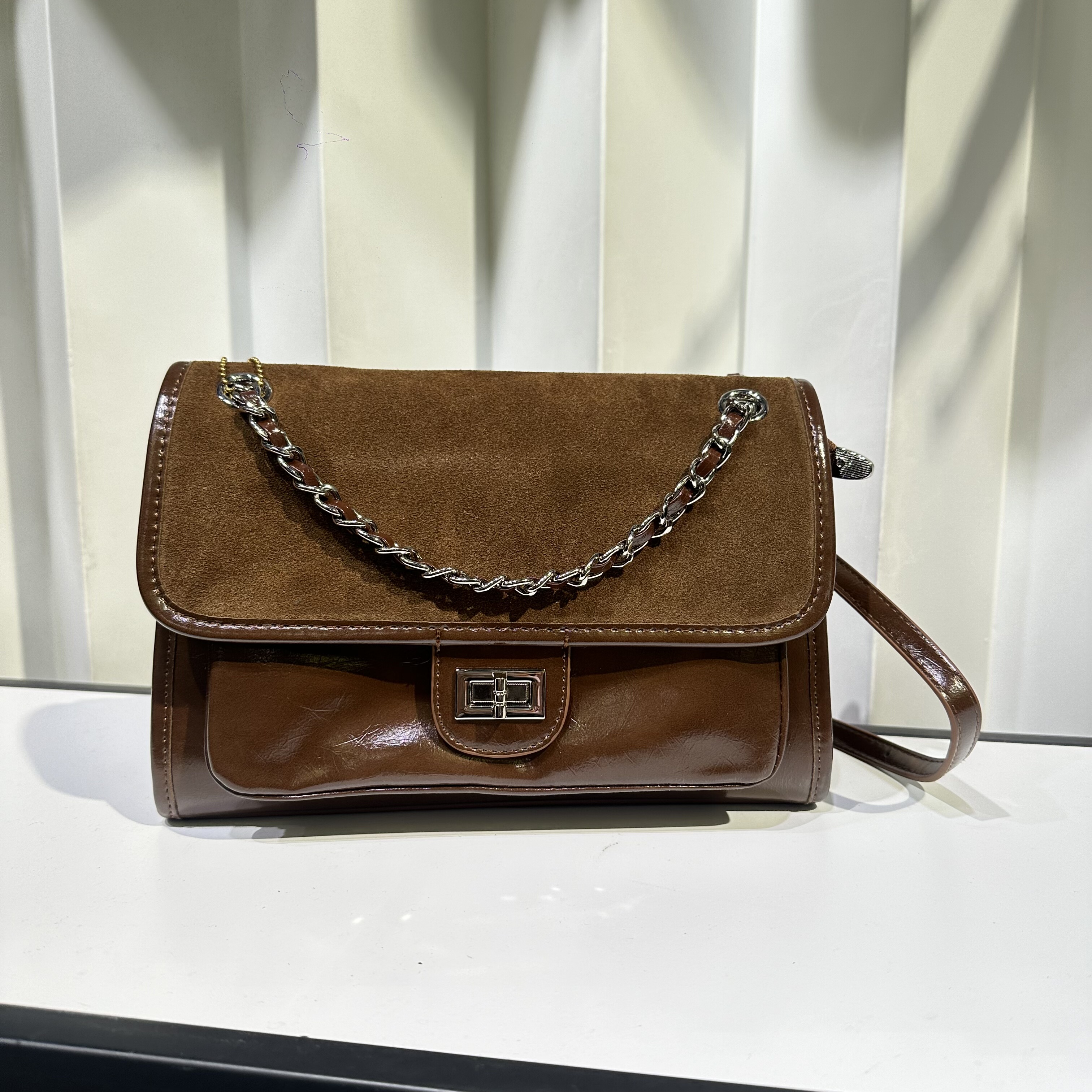 美缇新款复古锁扣休闲慵懒风锁扣翻盖包包实用时尚简约斜挎百搭包