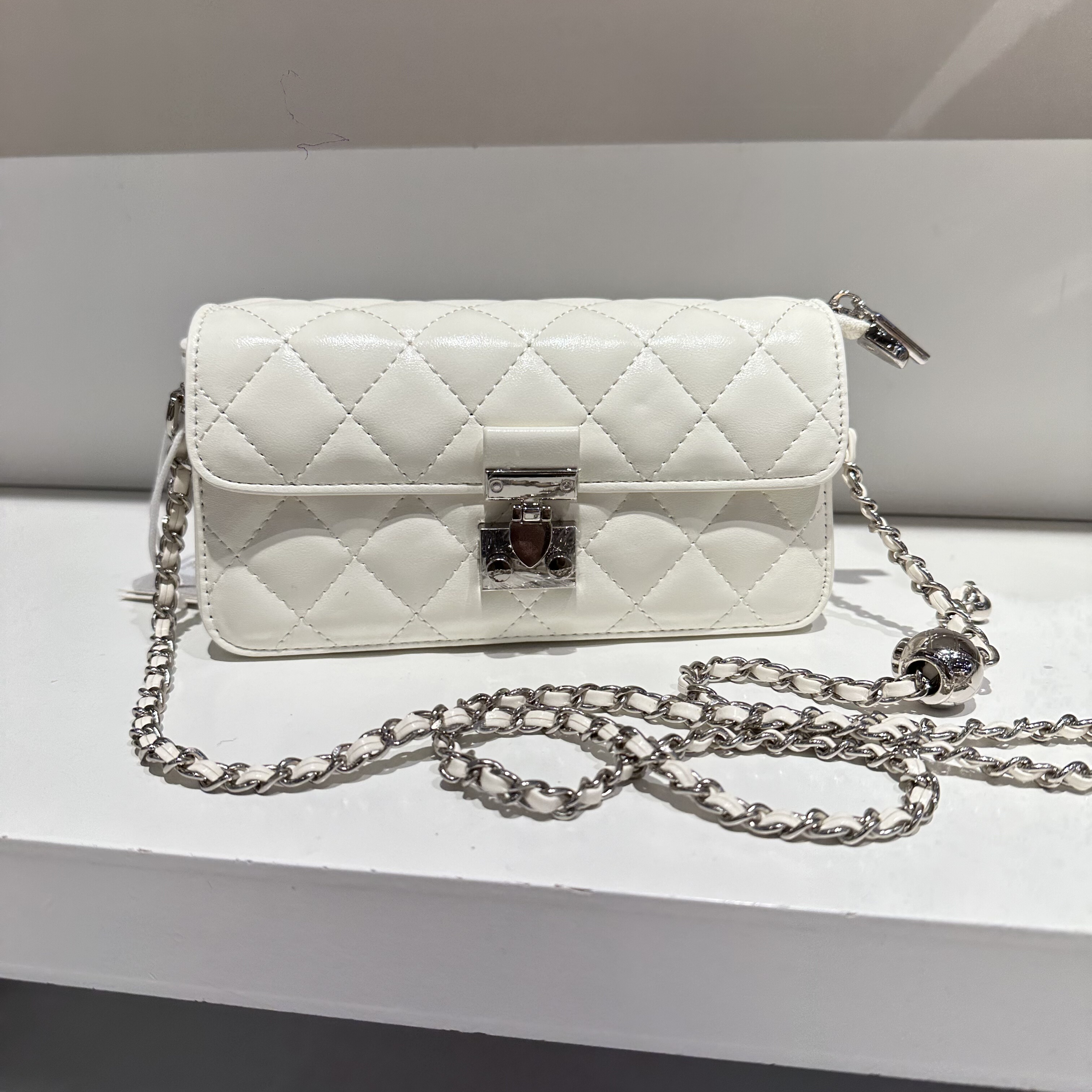 黑白色新款时尚菱格链条包锁扣翻盖定型小众潮休闲斜挎女包简约包