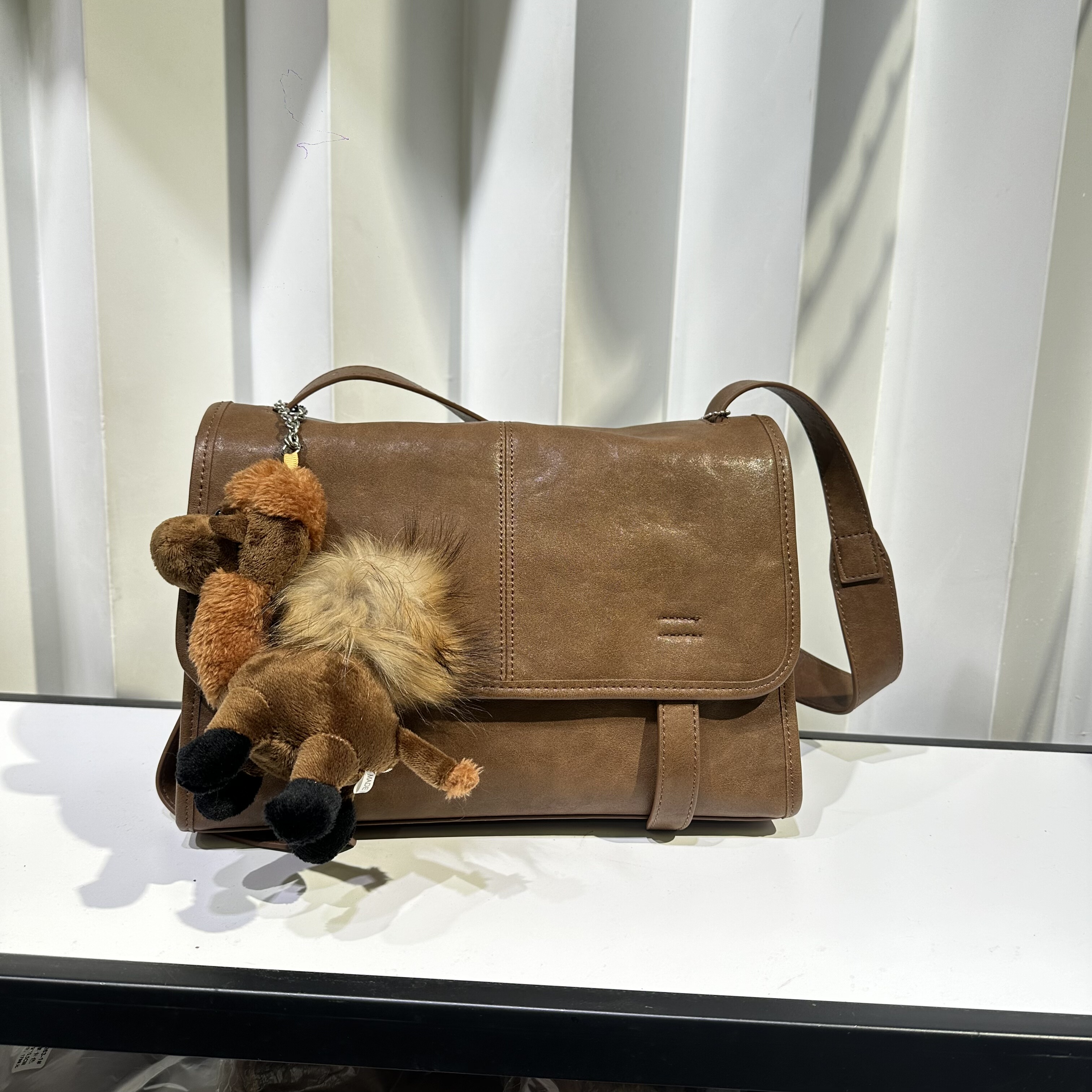 新款复古学院风翻盖邮差包休闲时尚简约单肩斜挎百搭通勤包女洋气