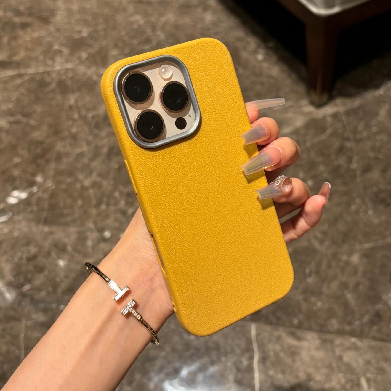 姜黄色皮纹金属框适用苹果16promax手机壳iphone14pro新款13高级感12个性11保护套15promax全包防摔简约软壳