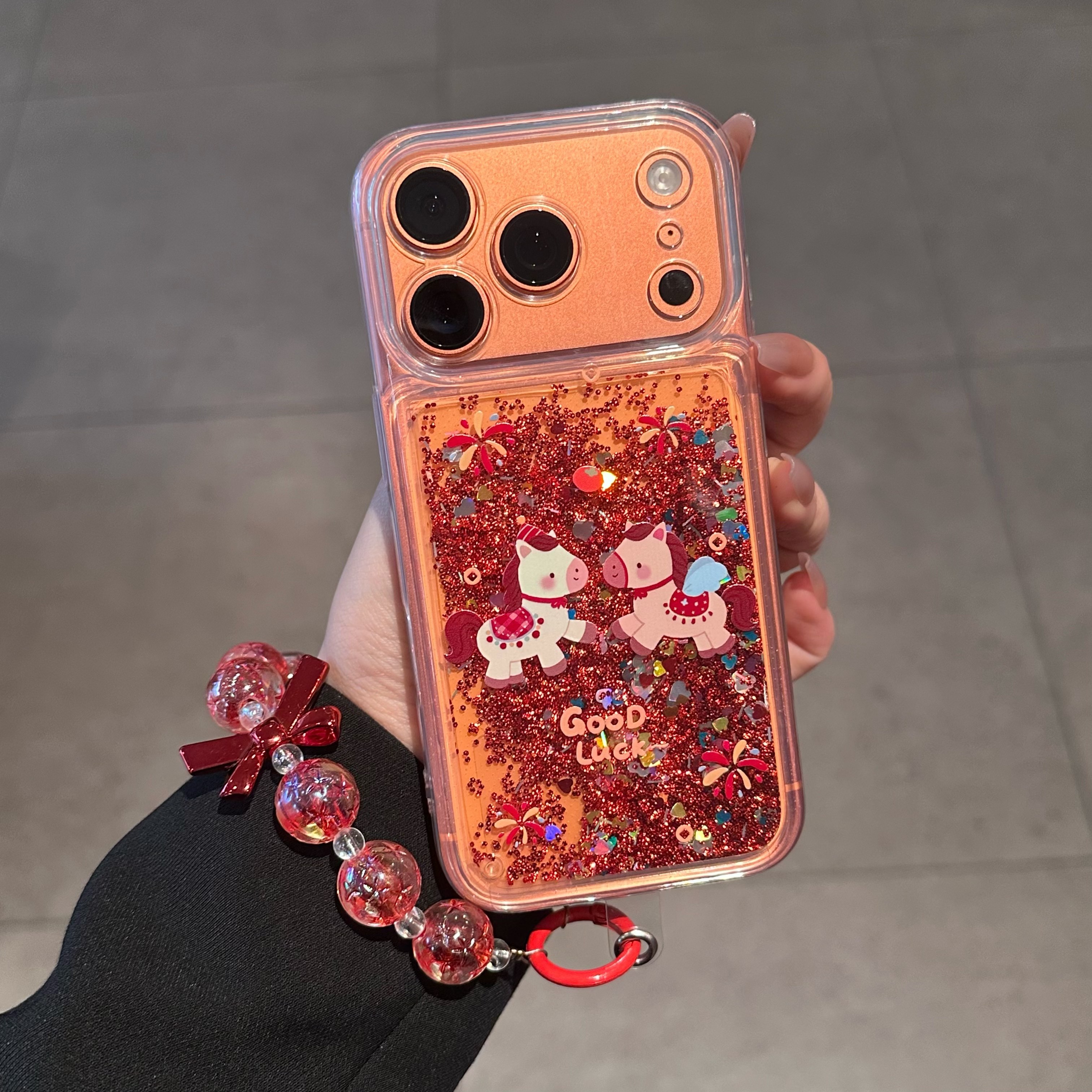 红色流沙小马适用苹果16promax手机壳17PRO新款华为mate70新年红nova14创意OPPOReno13高级s30手链小米15防摔