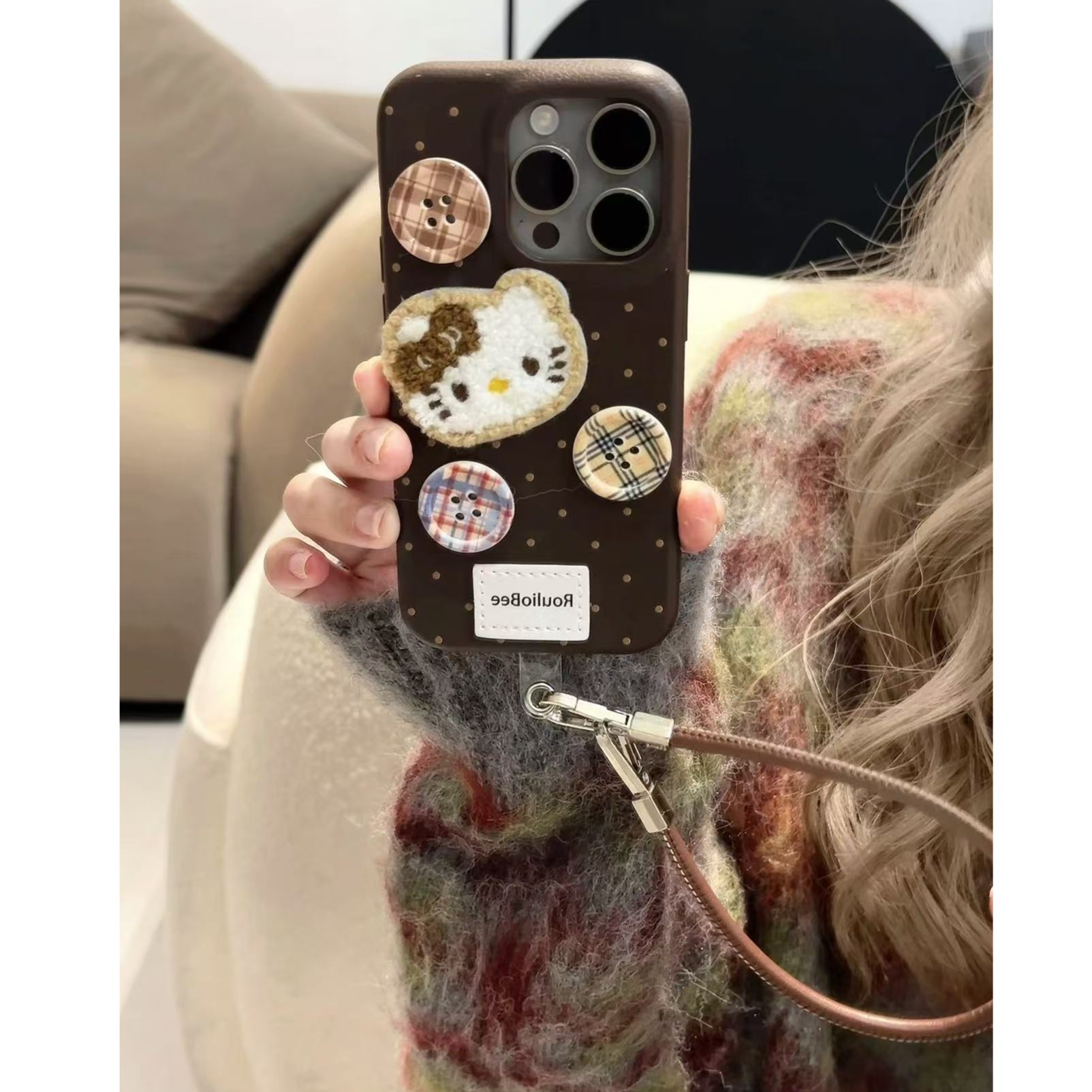 毛绒KT猫纽扣适用苹果16promax手机壳iphone14pro新款13小众12可爱11网红保护套15promax全包防摔皮质带挂绳