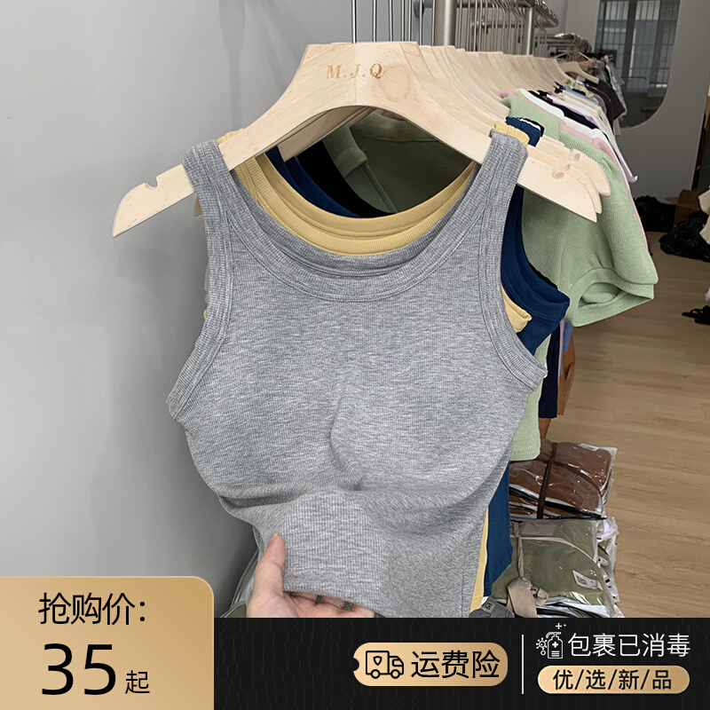 带胸垫背心女