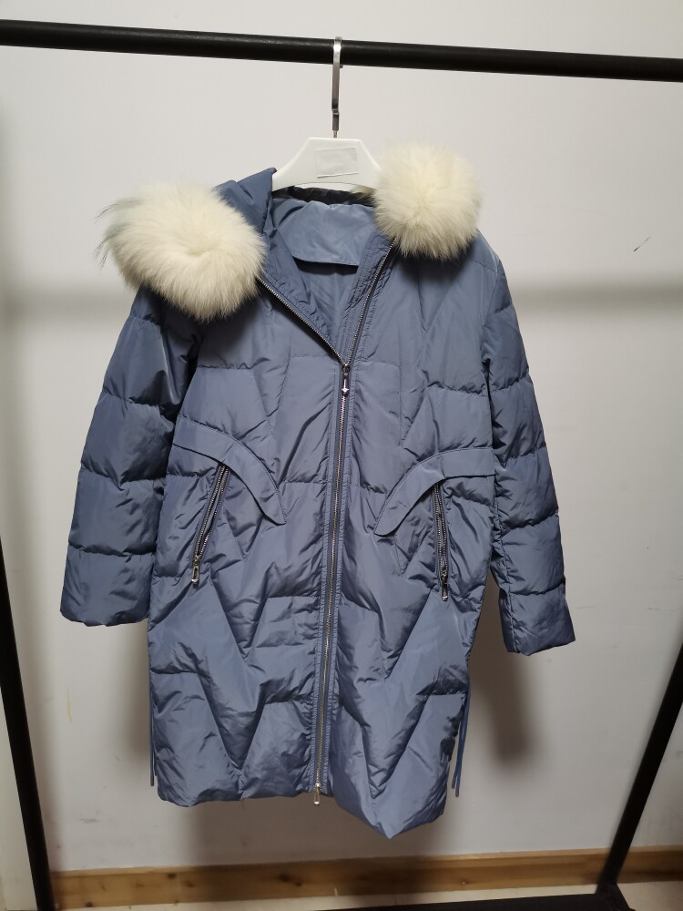 2024年品牌折扣中长款纯色气质连帽大毛领羽绒服