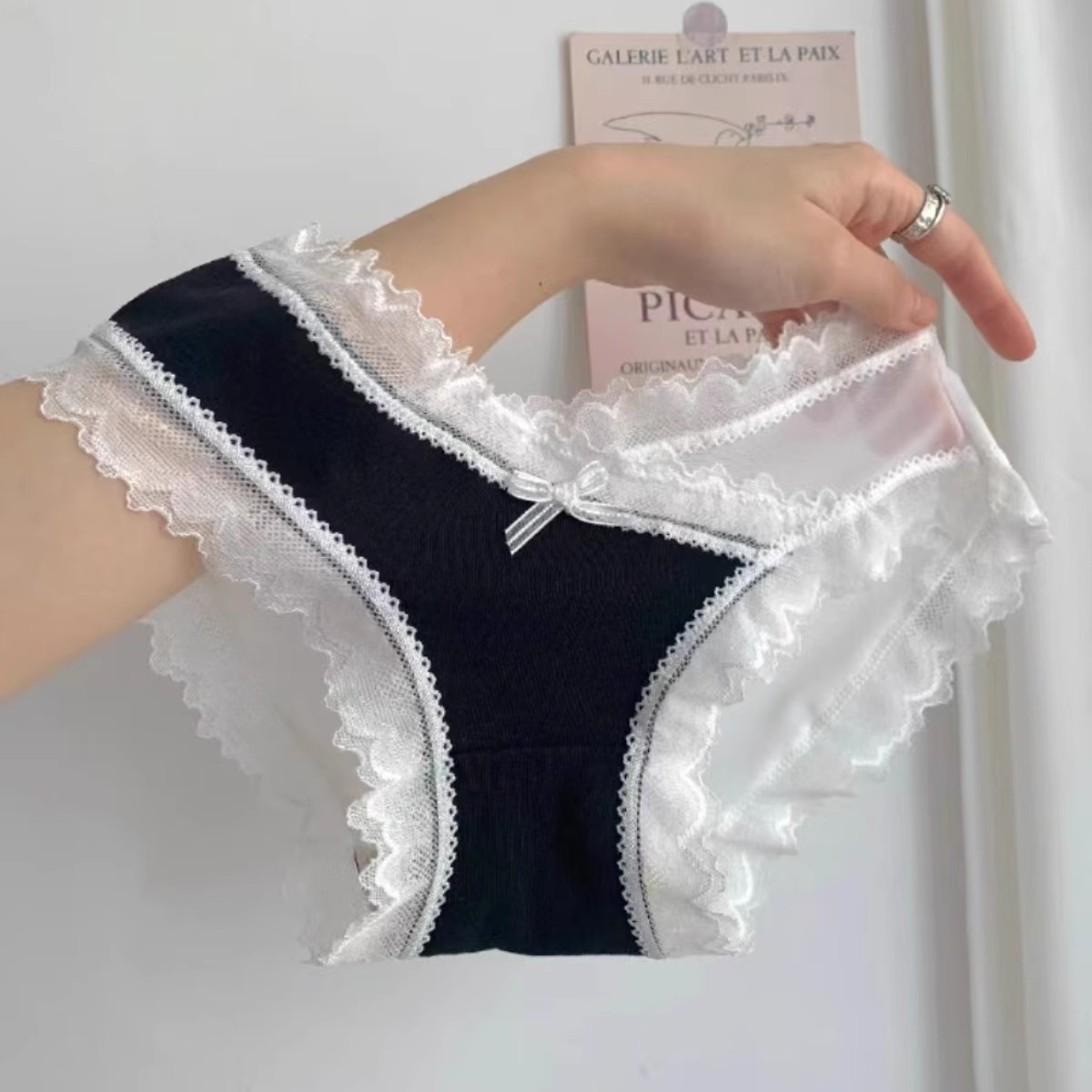 如此美妙绝伦的纯欲内裤！低腰交叉蕾丝纯棉裆~若隐若现高级性感~